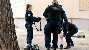 Contrôle de police sur un point de deal