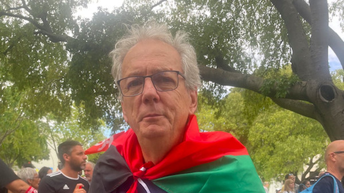 Drapeau palestinien sur le dos, Victor appelle au respect du droit international
