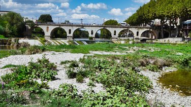 Le faucardage des plantes aquatiques non loin du pont Tibère à Sommière va commencer (Photo CC Pays de Sommières EPTB Vidourle)