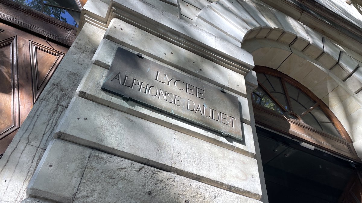 La distribution de LoRdi au Lycée Daudet à Nîmes (Photo Anthony Maurin)