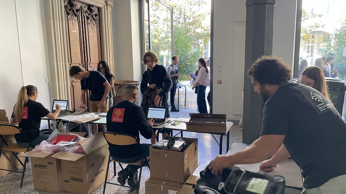 La distribution de LoRdi au Lycée Daudet à Nîmes (Photo Anthony Maurin)