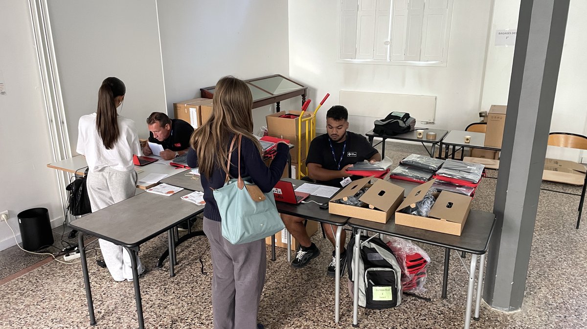 La distribution de LoRdi au Lycée Daudet à Nîmes (Photo Anthony Maurin)