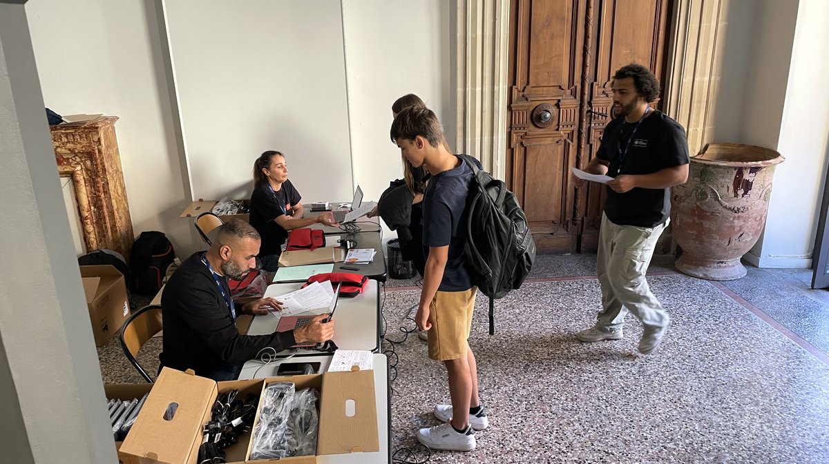 La distribution de LoRdi au Lycée Daudet à Nîmes (Photo Anthony Maurin)