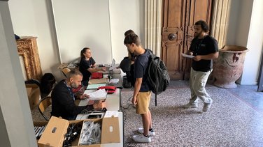 La distribution de LoRdi au Lycée Daudet à Nîmes (Photo Anthony Maurin)
