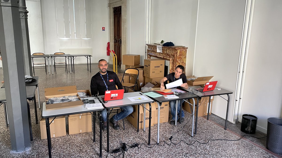 La distribution de LoRdi au Lycée Daudet à Nîmes (Photo Anthony Maurin)