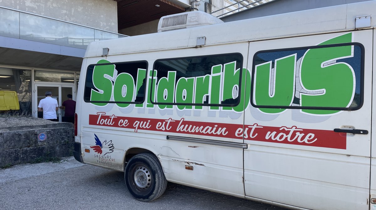 Secours populaire distribution alimentaire Solidaribus UNîmes (Photo Anthony Maurin)