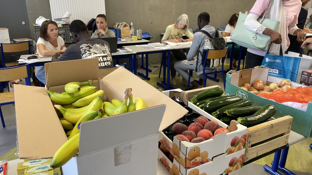 Secours populaire distribution alimentaire Solidaribus UNîmes (Photo Anthony Maurin)