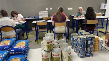 Secours populaire distribution alimentaire Solidaribus UNîmes (Photo Anthony Maurin)