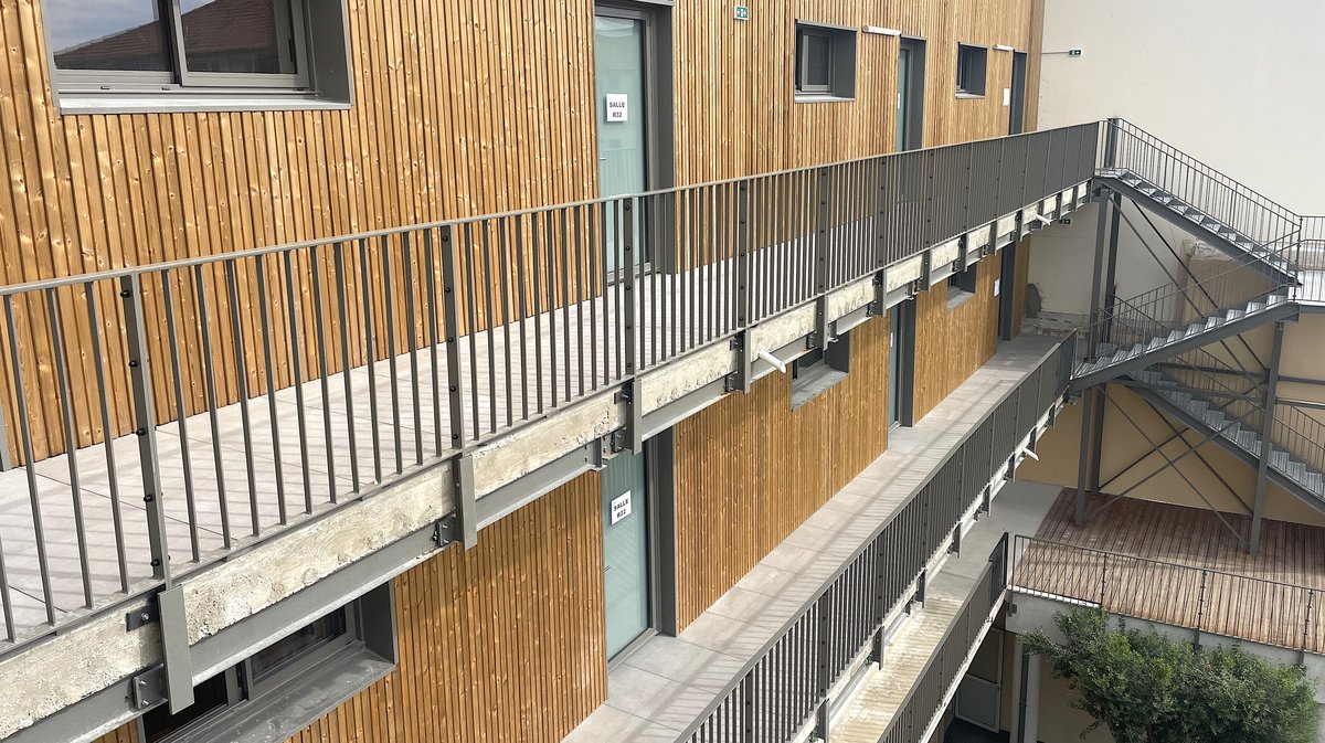 Les deux étages supplémentaires du bâtiment administratif