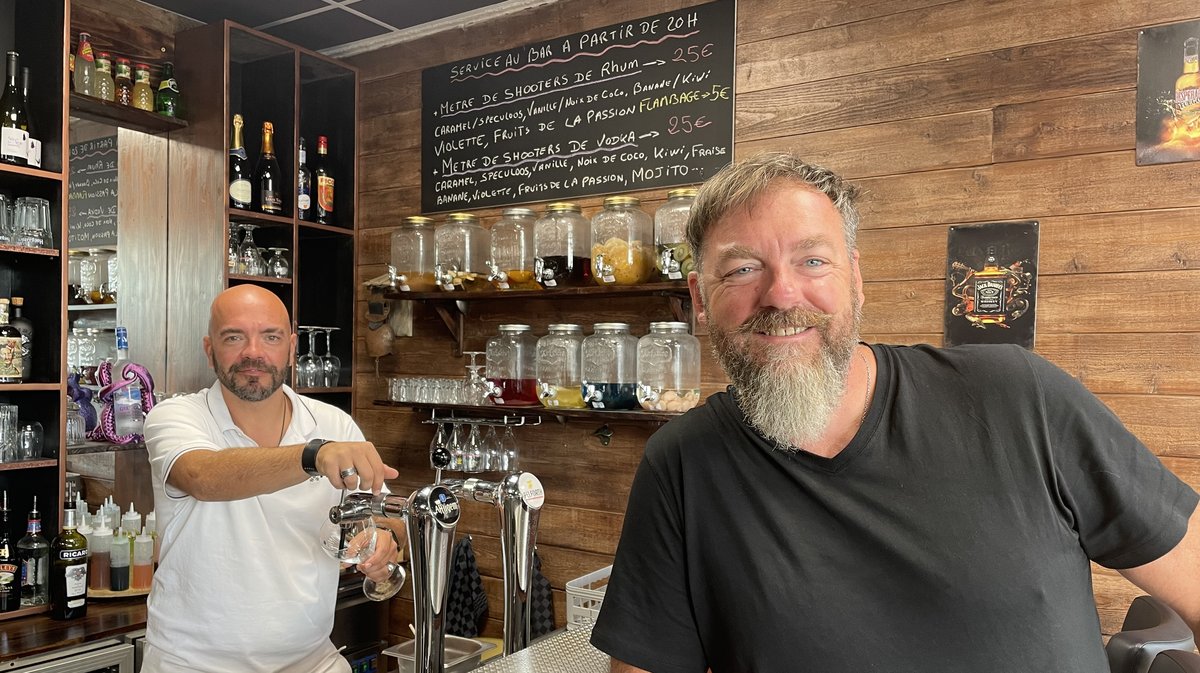 Sébastien Parent (au premier plan) avec son frère Nicolas, barman.