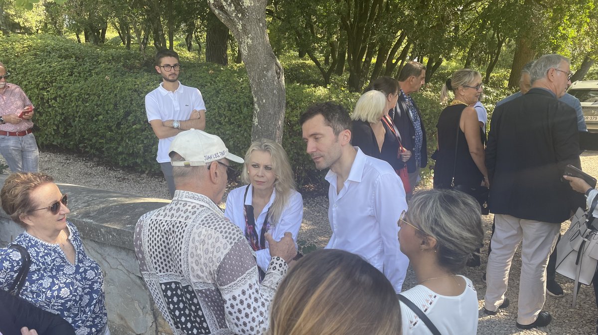 En chemise blanche, la députée RN de la 6e circonscription, Sylvie Josserand, et le député européen Julien Sanchez, ex-maire de Beaucaire