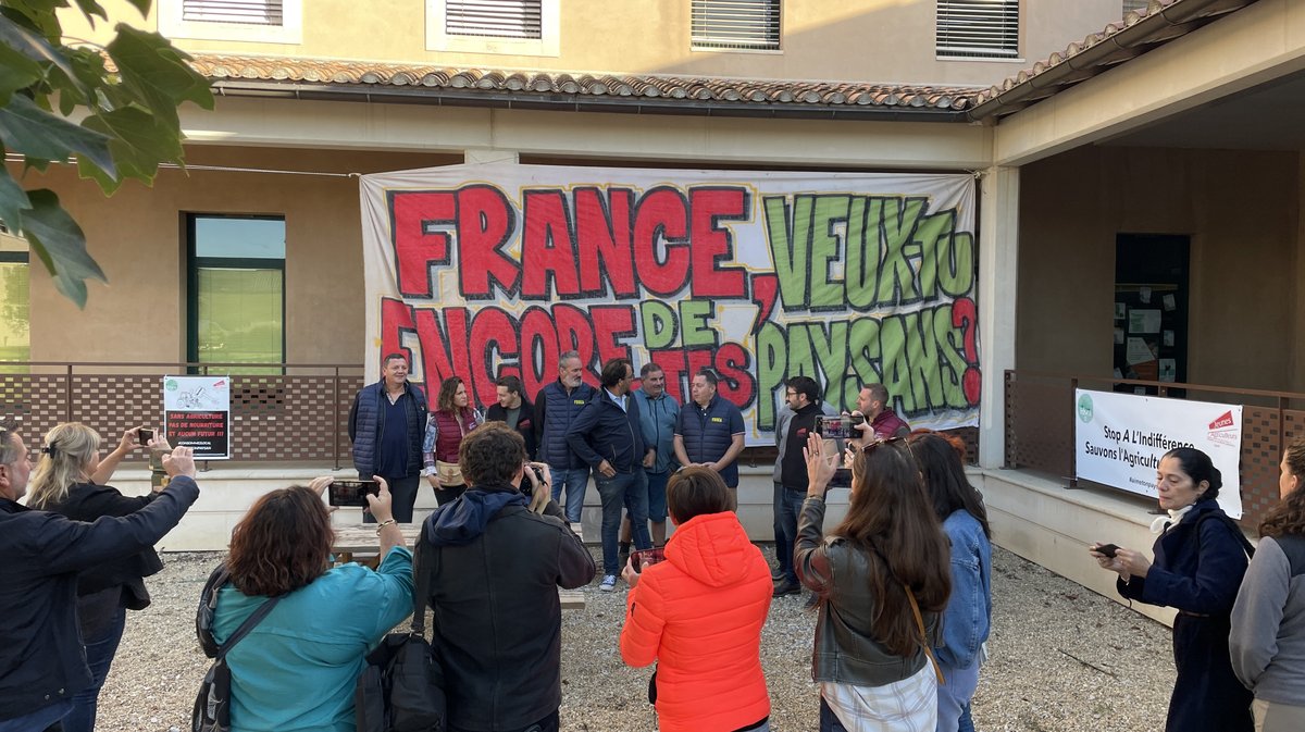 Agriculteurs étiquetage supermarché (Photo Anthony Maurin)