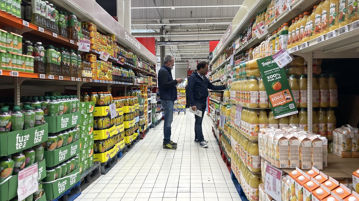 Agriculteurs étiquetage supermarché (Photo Anthony Maurin)
