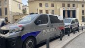 AU PALAIS Contrarié par les gendarmes, il demande à son caniche d'attaquer