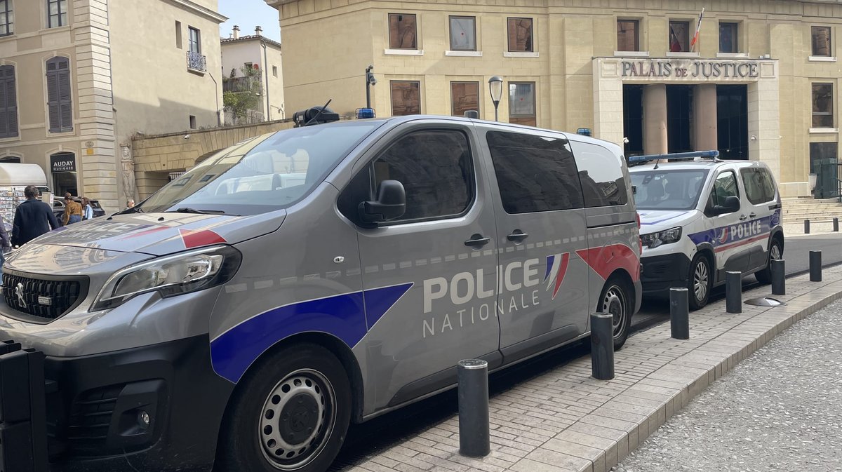 AU PALAIS Contrarié par les gendarmes, il demande à son caniche d'attaquer