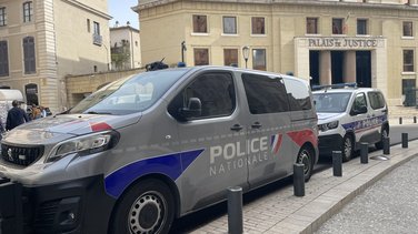 AU PALAIS Contrarié par les gendarmes, il demande à son caniche d'attaquer