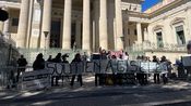 Le collectif des Amazones d'Avignon a tenu à être présent et à brandir une banderole "Soutien à Gisèle", devant le Palais de justice de Nîmes.