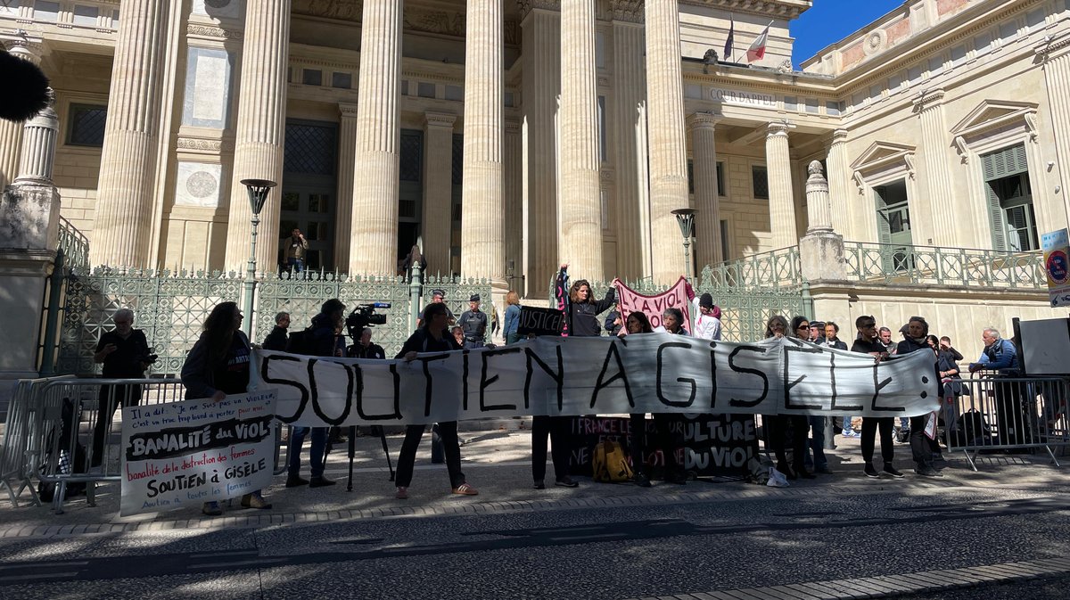 Le collectif des Amazones d'Avignon a tenu à être présent et à brandir une banderole "Soutien à Gisèle", devant le Palais de justice de Nîmes.