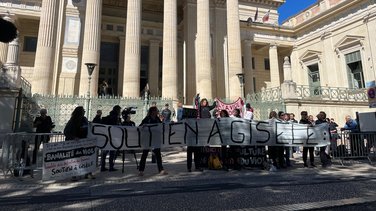 Le collectif des Amazones d'Avignon a tenu à être présent et à brandir une banderole "Soutien à Gisèle", devant le Palais de justice de Nîmes.