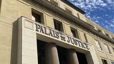 Les incendies ont été déclenchés à la fois à l'extérieur et à l'intérieur des propriétés des victimes.
