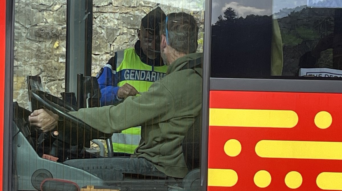 contrôle bus gendarme