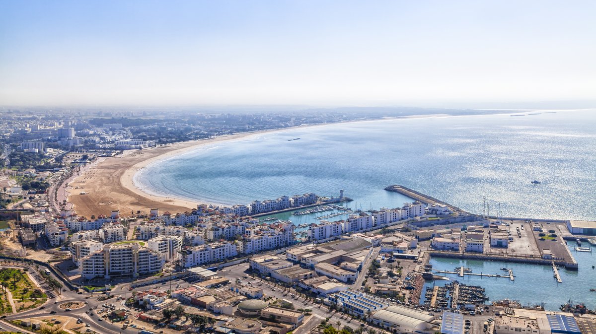 Blick vom Berg mit der alten Kasbah auf die Meeresbucht von Agadir in Marokko in Afrika mit leuchtendblauem Himmel