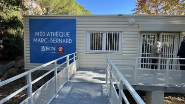 La médiathèque temporaire Marc Bernard.