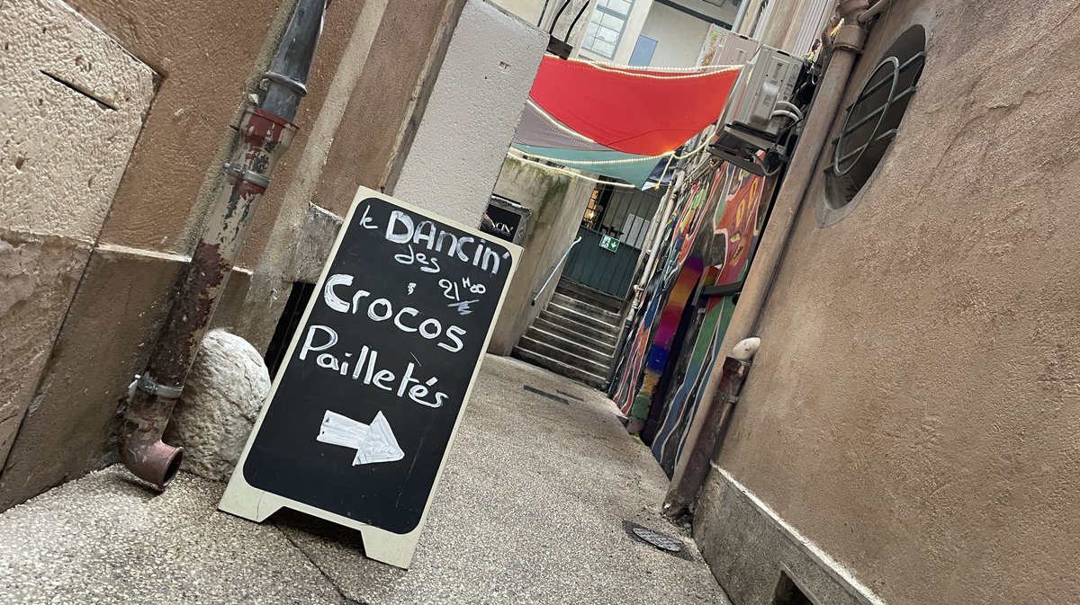 Crocos pailletés drapeaux LGBTQ+ Le Dancin' (Photo Anthony Maurin)