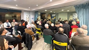 Le public de la Maison de l'Europe à l'écoute du général Perruche sur la défense européenne