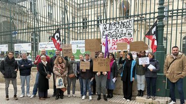 Ce matin, devant les grilles de la préfecture du Gard