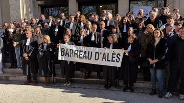 Manifestation bareau d'Alès tribunal pour enfants