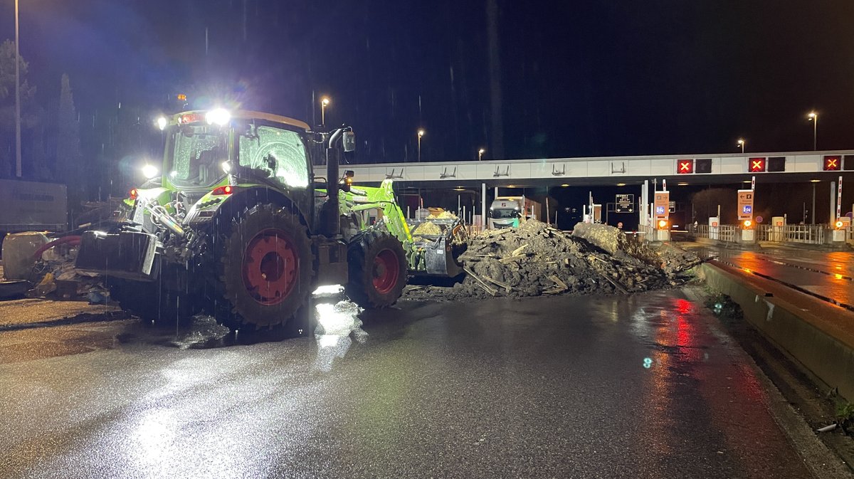 Manif agriculteurs Nîmes décembre autoroute 2025 (Photo Anthony Maurin)