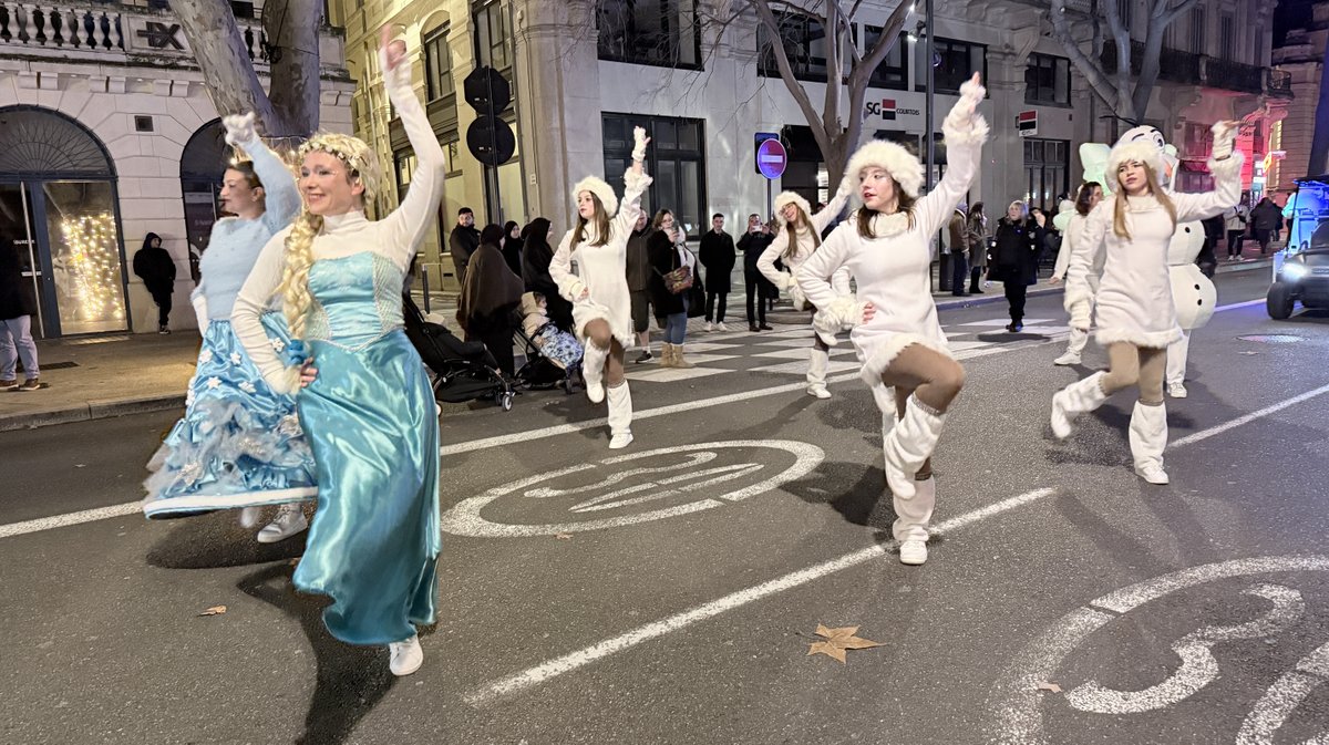 parade de noël nîmes 2025