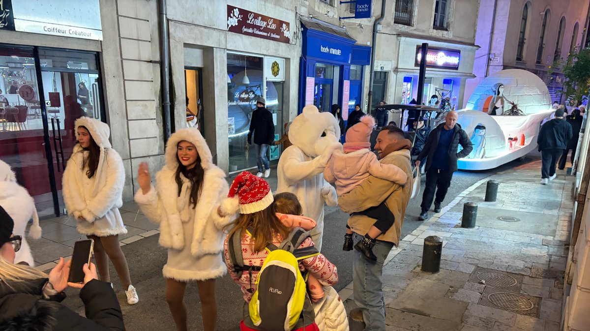 parade de noël nîmes 2025
