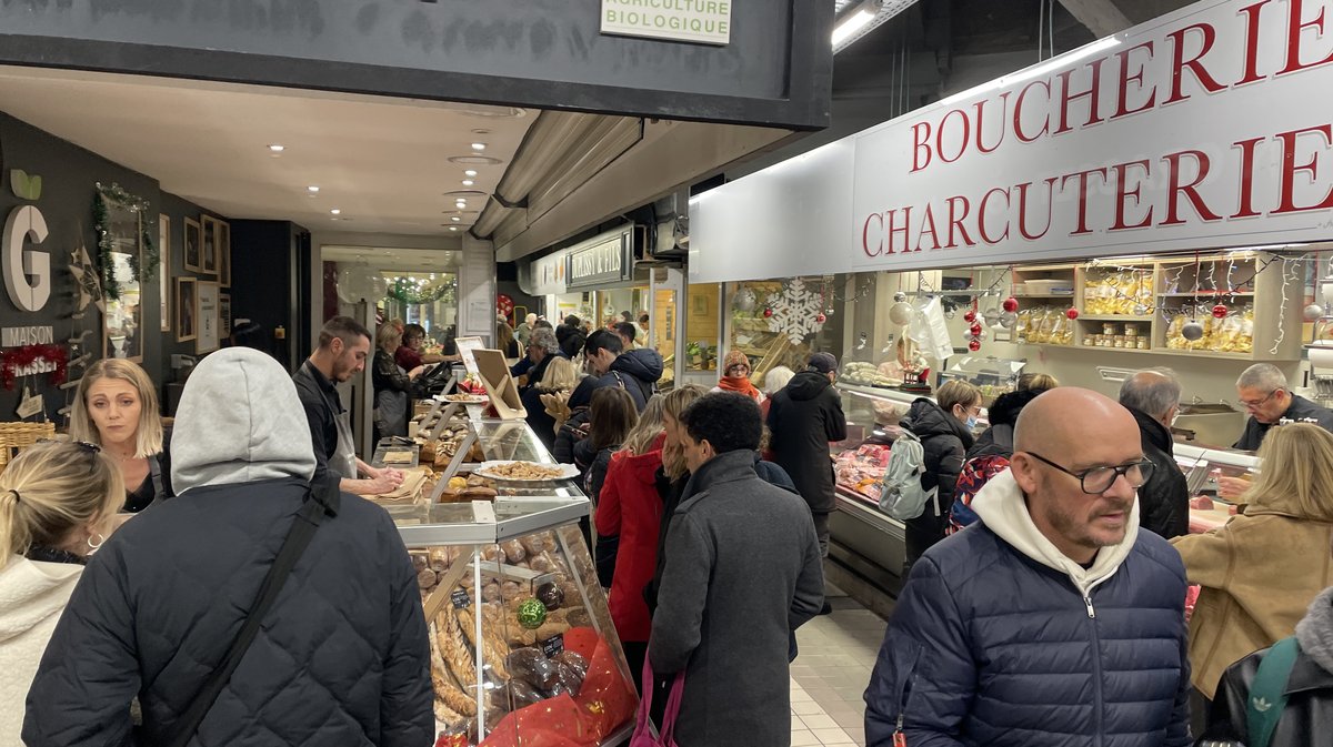 Repas de fêtes étaliers Halles de Nîmes produits du terroir 2025 (Photo Anthony Maurin)