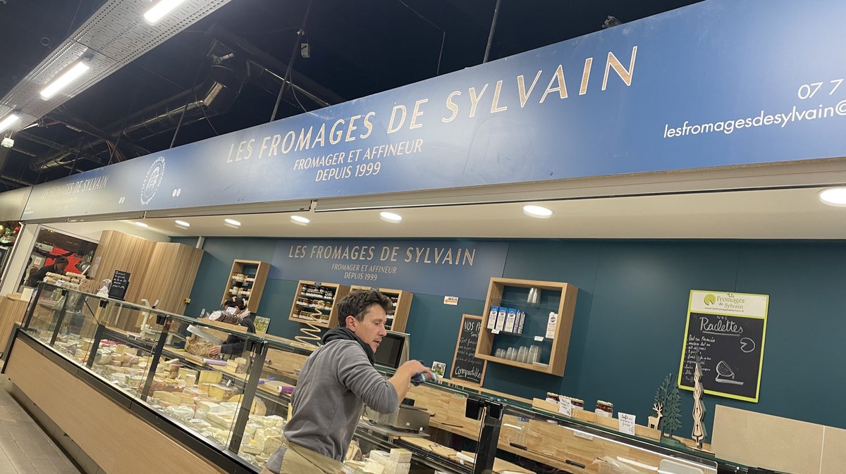 Repas de fêtes étaliers Halles de Nîmes produits du terroir 2025 (Photo Anthony Maurin)
