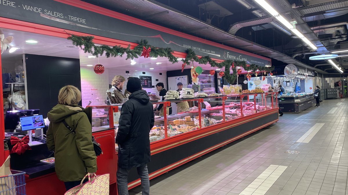Repas de fêtes étaliers Halles de Nîmes produits du terroir 2025 (Photo Anthony Maurin)