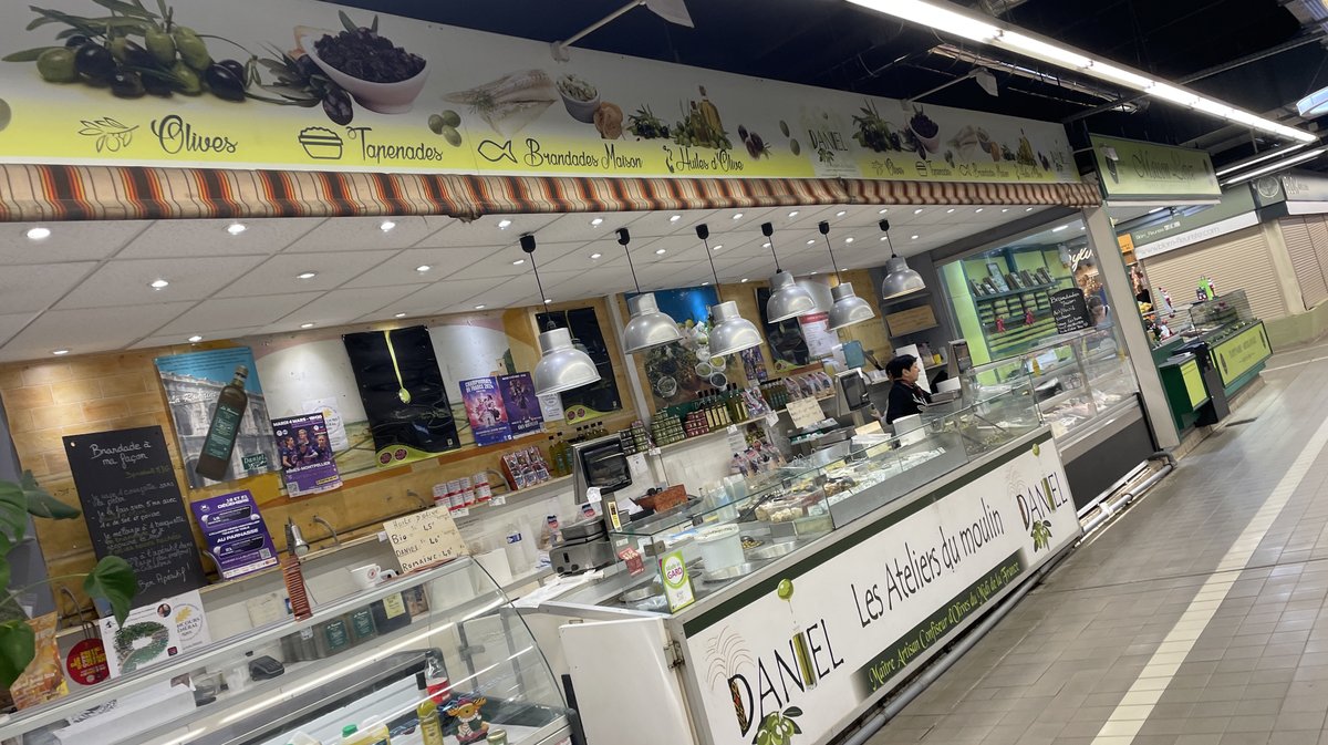 Repas de fêtes étaliers Halles de Nîmes produits du terroir 2025 (Photo Anthony Maurin)