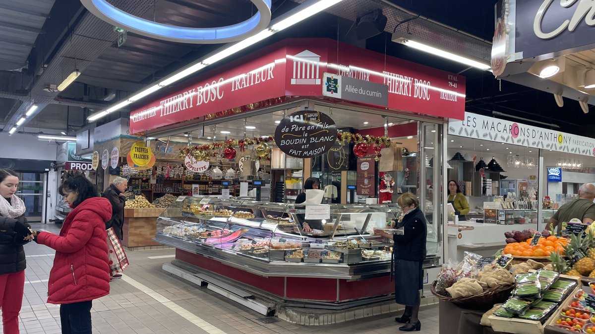 Repas de fêtes étaliers Halles de Nîmes produits du terroir 2025 (Photo Anthony Maurin)