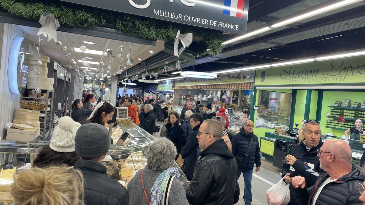 Repas de fêtes étaliers Halles de Nîmes produits du terroir 2025 (Photo Anthony Maurin)