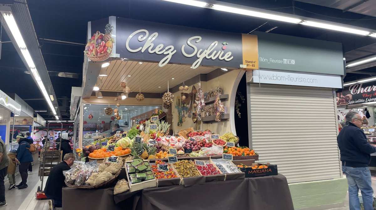Repas de fêtes étaliers Halles de Nîmes produits du terroir 2025 (Photo Anthony Maurin)