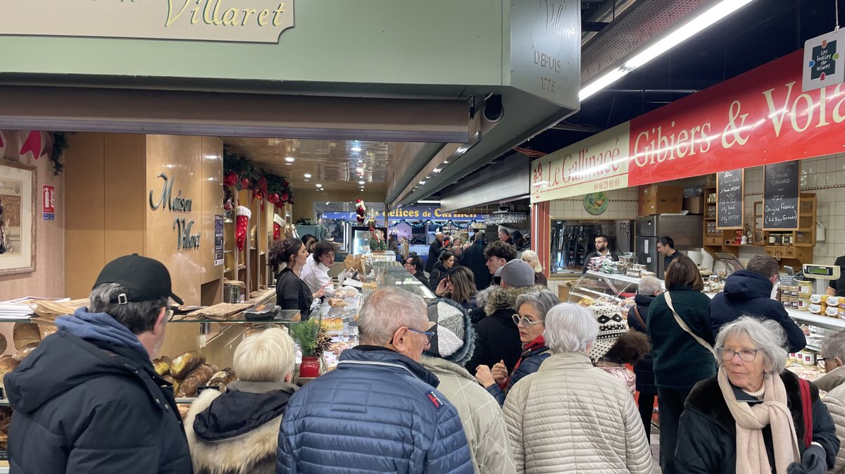 Repas de fêtes étaliers Halles de Nîmes produits du terroir 2025 (Photo Anthony Maurin)