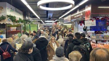 Repas de fêtes étaliers Halles de Nîmes produits du terroir 2025 (Photo Anthony Maurin)