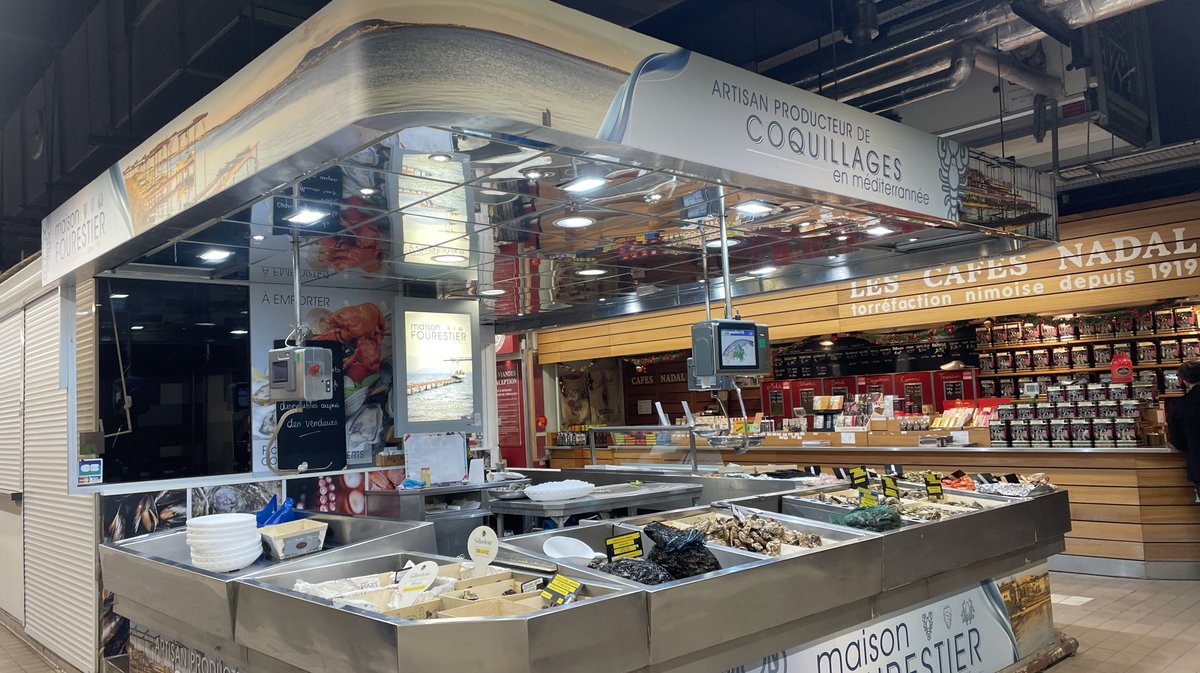 Repas de fêtes étaliers Halles de Nîmes produits du terroir 2025 (Photo Anthony Maurin)