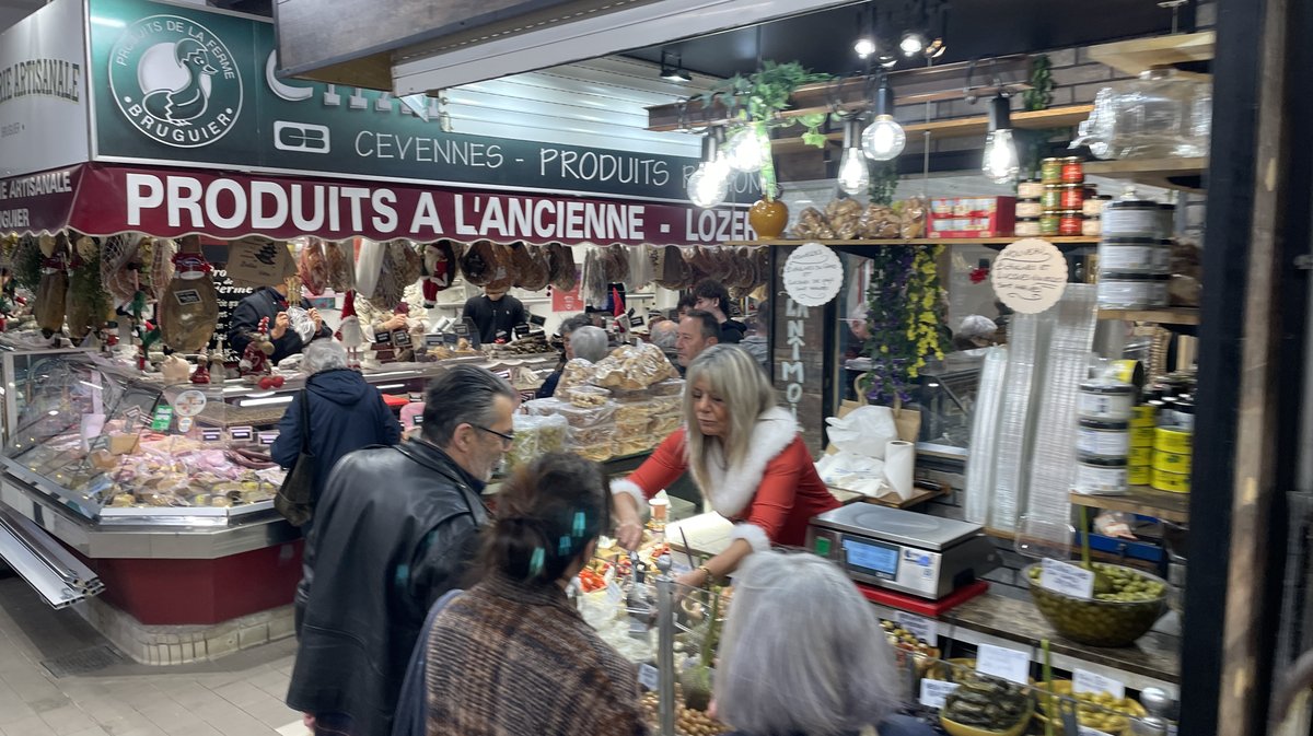 Repas de fêtes étaliers Halles de Nîmes produits du terroir 2025 (Photo Anthony Maurin)