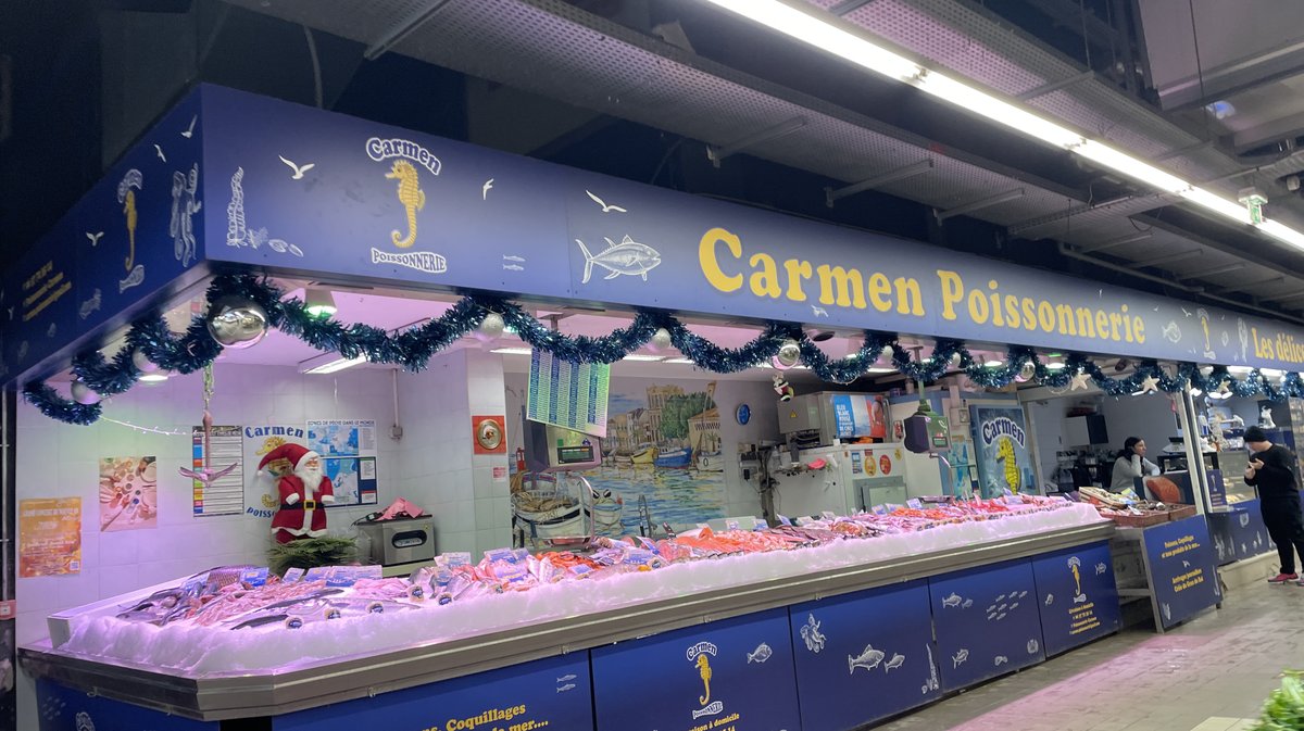 Repas de fêtes étaliers Halles de Nîmes produits du terroir 2025 (Photo Anthony Maurin)