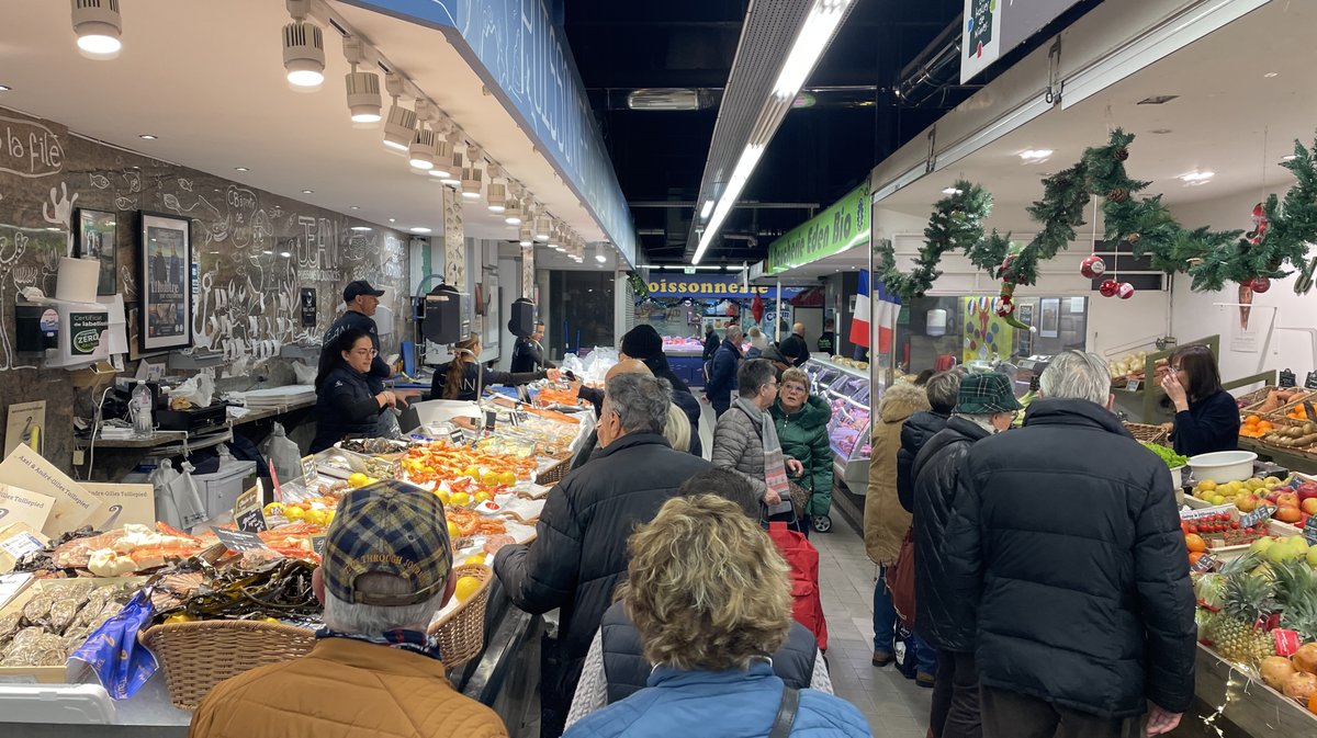Repas de fêtes étaliers Halles de Nîmes produits du terroir 2025 (Photo Anthony Maurin)