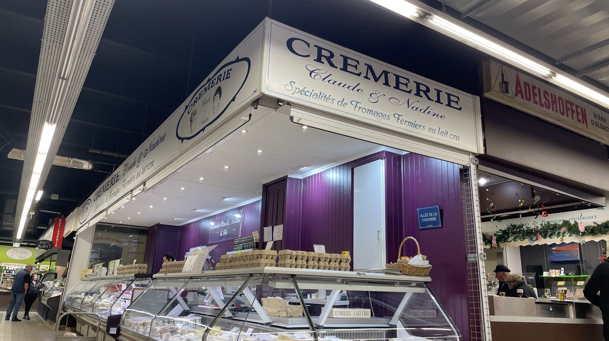 Repas de fêtes étaliers Halles de Nîmes produits du terroir 2025 (Photo Anthony Maurin)