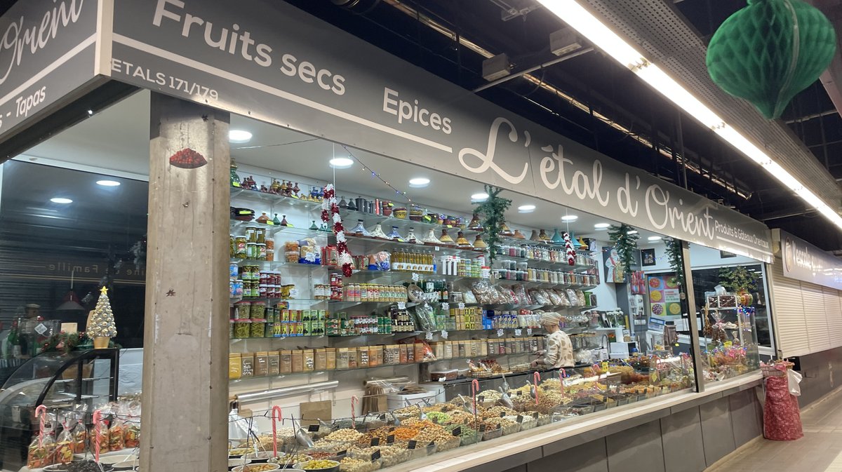 Repas de fêtes étaliers Halles de Nîmes produits du terroir 2025 (Photo Anthony Maurin)