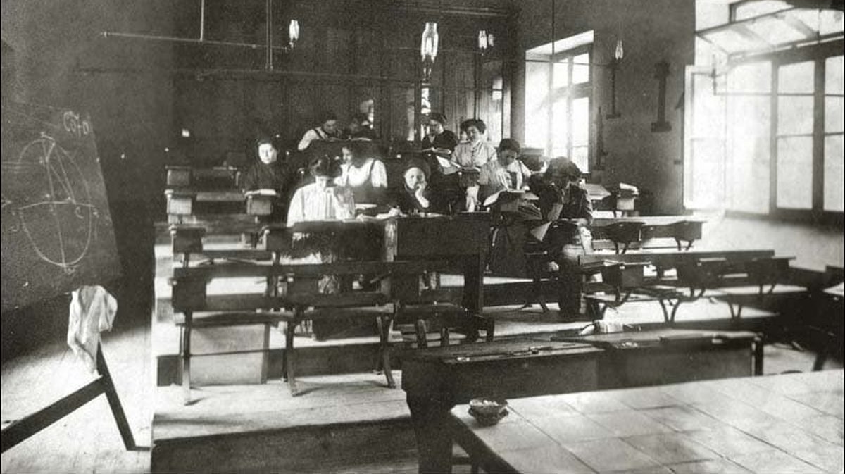 École normale d’institutrices pour filles Nîmes amphitheatre